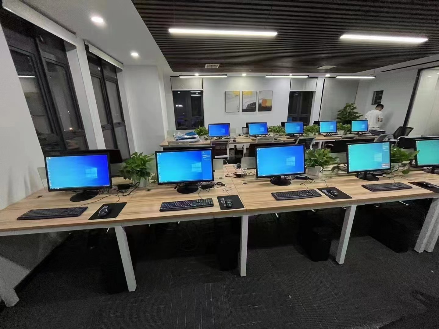 新出手机游戏搬砖副业赚钱门槛解析